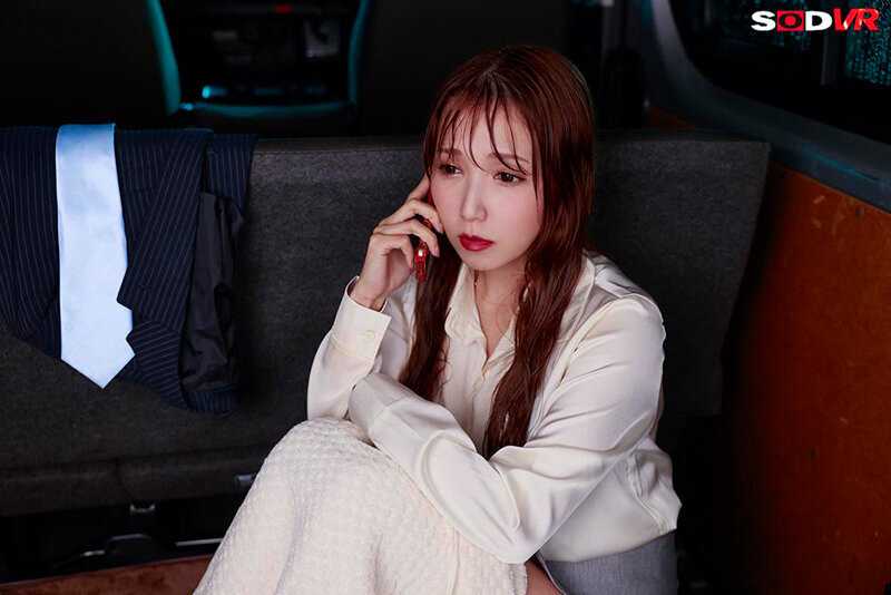 VR8K Wearable × Sudden Downpour - Despite being my subordinate, you're quite arrogant... A strict female boss and distant field work lead to soaking wet double affair. Car intimacy that began when the female boss slightly opened her heart to arrogant me. Tomoda Ayaka[Origin]