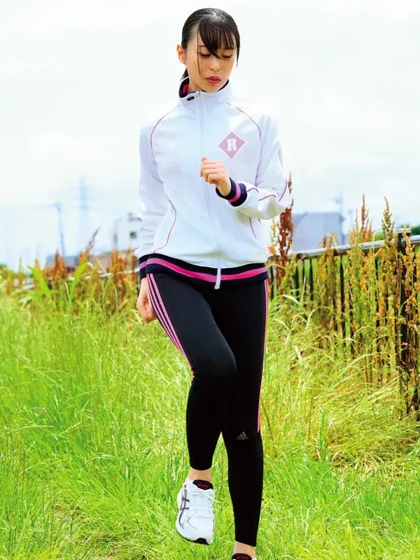 Female track team member's 3-day training camp: 10 intense encounters featuring close-contact squats, thigh-trembling exercises, and deep penetrating positions with Yui Tenma[Origin]