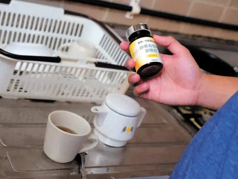 Every time my sister misses the last train, she stays over at my room. Her voluptuous breasts while sleeping make me so aroused that I can't help but touch and caress them, almost getting caught. This borderline nighttime behavior with Kurumi Sakura continues.[Origin]