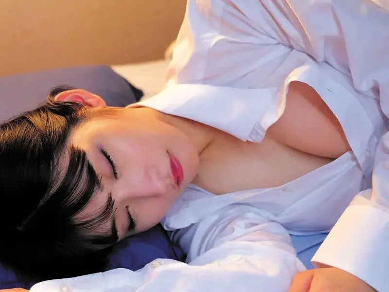 Every time my sister misses the last train, she stays over at my room. Her voluptuous breasts while sleeping make me so aroused that I can't help but touch and caress them, almost getting caught. This borderline nighttime behavior with Kurumi Sakura continues.[Origin]