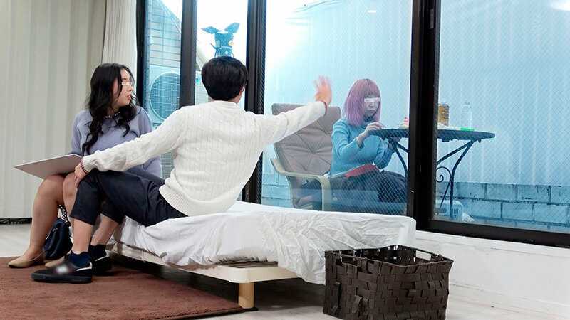 一般男女モニタリングAV マジックミラーの向こうには実の娘（=彼女）！「娘がダメなら私が…」巨乳母がデカチンすぎて童貞卒業できない娘の彼氏を優しく筆おろし！フル勃起デカチ○ポを根元まで受け挿れたご無沙汰オマ○コと性欲溢れる童貞チ○ポの中出しセックスは1発限…