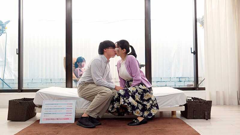 一般男女モニタリングAV マジックミラーの向こうには実の娘（=彼女）！「娘がダメなら私が…」巨乳母がデカチンすぎて童貞卒業できない娘の彼氏を優しく筆おろし！フル勃起デカチ○ポを根元まで受け挿れたご無沙汰オマ○コと性欲溢れる童貞チ○ポの中出しセックスは1発限…