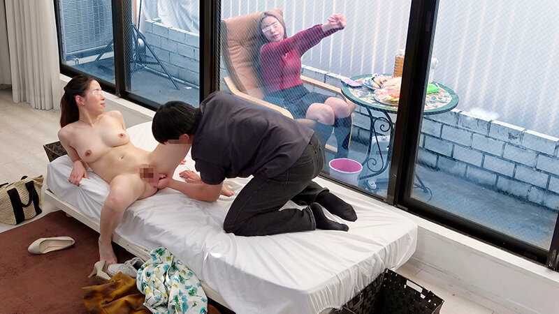 一般男女モニタリングAV マジックミラーの向こうには実の娘（=彼女）！「娘がダメなら私が…」巨乳母がデカチンすぎて童貞卒業できない娘の彼氏を優しく筆おろし！フル勃起デカチ○ポを根元まで受け挿れたご無沙汰オマ○コと性欲溢れる童貞チ○ポの中出しセックスは1発限…