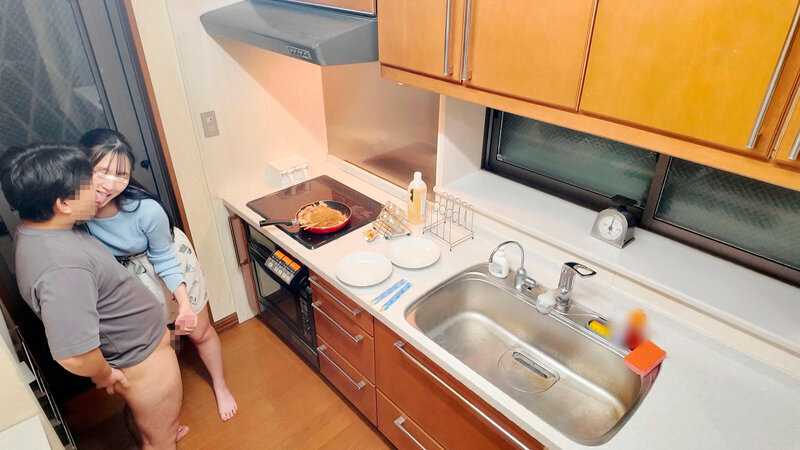 一般男女モニタリングAV 早漏童貞リアリティショー企画 リアル友達同士の大学生男女がひとつ屋根の下で「24時間早漏改善生活」ゴムを重ねても冷やしても何を試しても無限に暴発→即勃起する男友達チ○ポを救う奥の手は生ハメ筆おろし！性欲が止まらない2人は友情の壁を超…