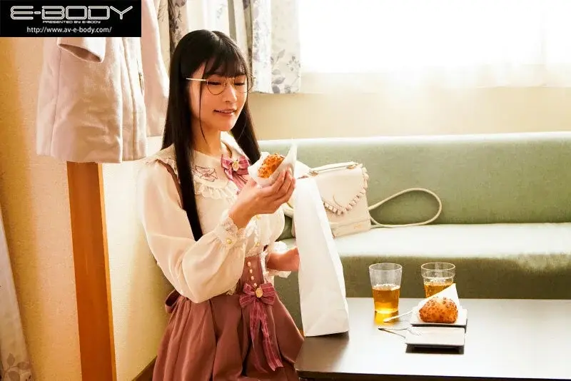 When I undressed my first girlfriend... Her slim figure with surprisingly large breasts was beyond what her clothes suggested, and her cute face without glasses was unexpectedly beautiful. I was so excited that I couldn't stop making love until my desire was completely satisfied. - Kurumi Sakura[Origin]