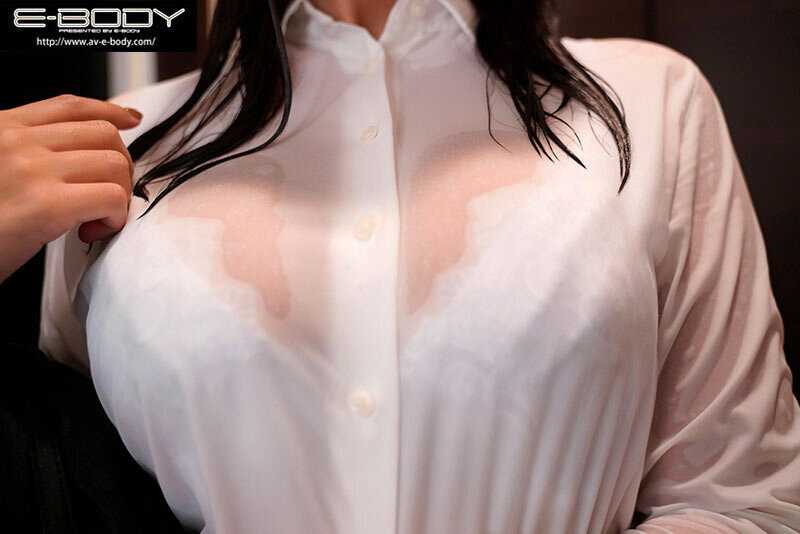 Due to heavy rain during overtime, I couldn't return home and stayed at a caring colleague's house... Despite having a wife, I got excited by her wet large breasts and defenseless pajama appearance, leading to multiple affairs until morning. Riri Haruka