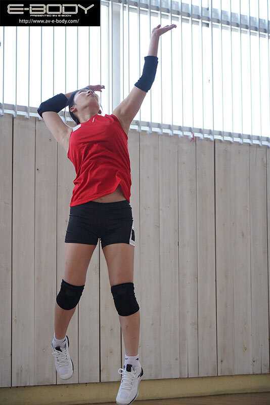 Shaking large breasts and overly sensitive pink nipples do not hinder this national class power attacker. A genuine athlete with a healthy curvy body visible even through the uniform - Yua Okada AV DEBUT
