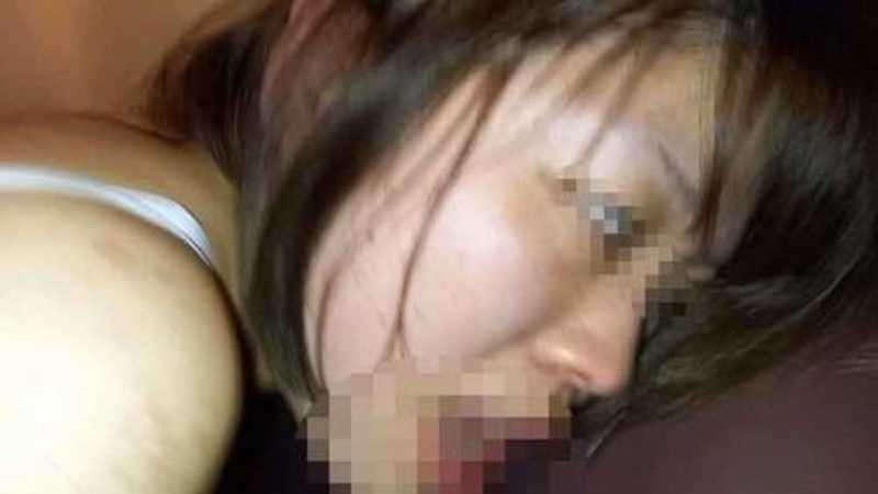 【個人】白目剥いて絶叫する人妻、大量潮吹きで崩壊寸前