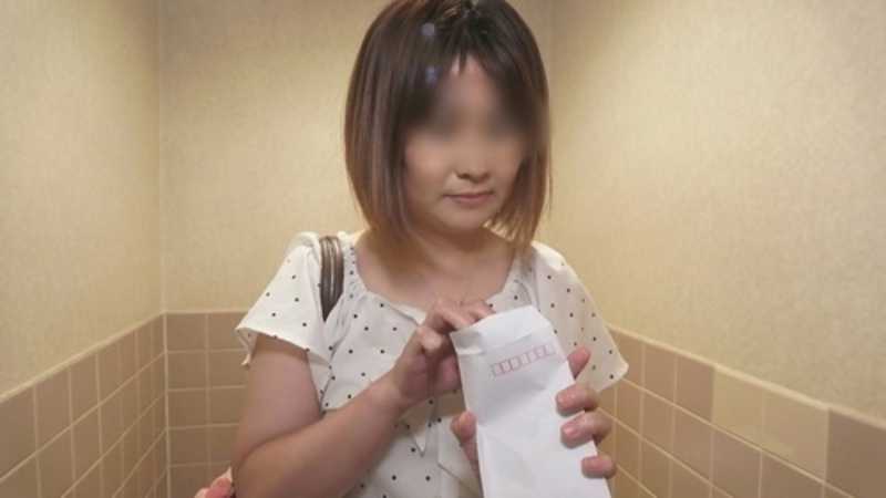独占販売【無修正ｘ個人撮影】お稽古の月謝の支払いの為に体を売る人妻…自分の子供が水泳教室の時間に、公民館の多目的トイレで￥交でお金を稼ぐ主婦に中出しを強要！