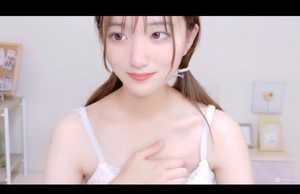 大胆くぱぁを見せつけてくれる黒髪で色白清楚さん