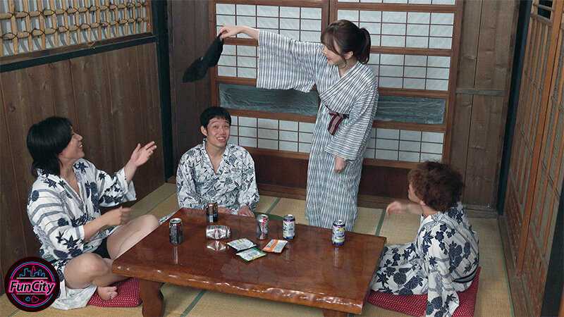 A part-time housewife in her late 30s named Hibiki goes on a hot spring trip with young male college students from her workplace who are about the same age as her son. After getting drunk, she becomes very enthusiastic... We all became genuine admirers of 39-year-old part-timer Hibiki-san.[Origin]