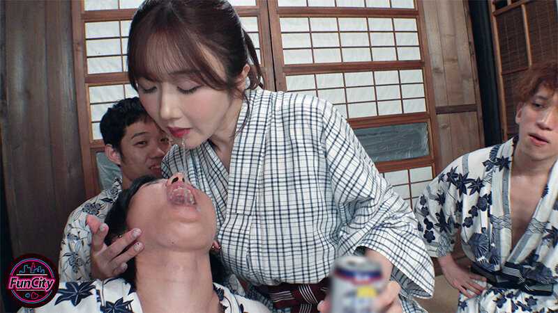 A part-time housewife in her late 30s named Hibiki goes on a hot spring trip with young male college students from her workplace who are about the same age as her son. After getting drunk, she becomes very enthusiastic... We all became genuine admirers of 39-year-old part-timer Hibiki-san.[Origin]