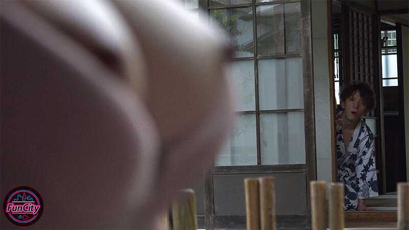 A part-time housewife in her late 30s named Hibiki goes on a hot spring trip with young male college students from her workplace who are about the same age as her son. After getting drunk, she becomes very enthusiastic... We all became genuine admirers of 39-year-old part-timer Hibiki-san.[Origin]