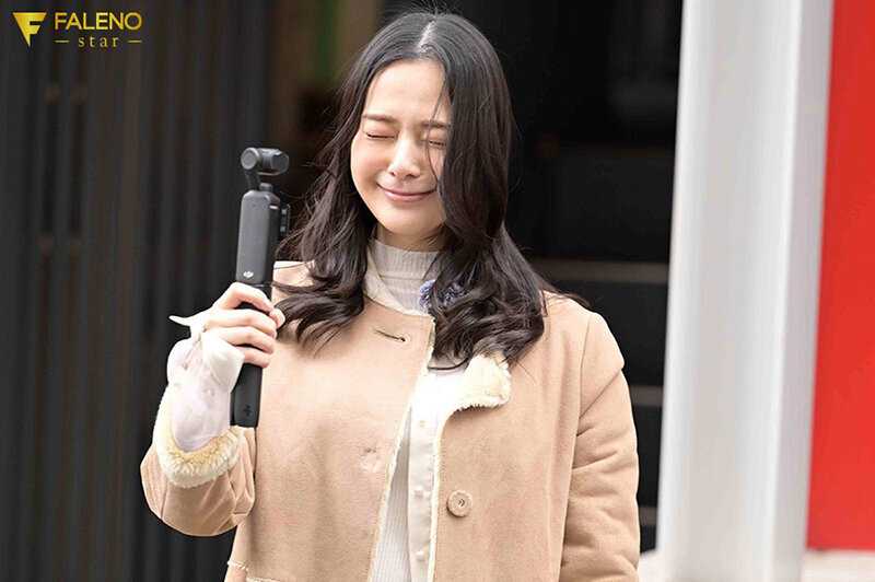 「いまから私とキスしてみませんか？」吉高寧々がいきなり素人さんを逆ナンパ！街中でキス 30 秒で勃起したら合格、さらにお部屋で言葉責め手コキに耐えられたらご褒美SEXあげちゃいます。 吉高寧々