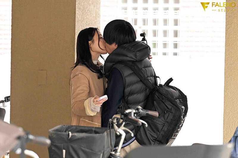 「いまから私とキスしてみませんか？」吉高寧々がいきなり素人さんを逆ナンパ！街中でキス 30 秒で勃起したら合格、さらにお部屋で言葉責め手コキに耐えられたらご褒美SEXあげちゃいます。 吉高寧々