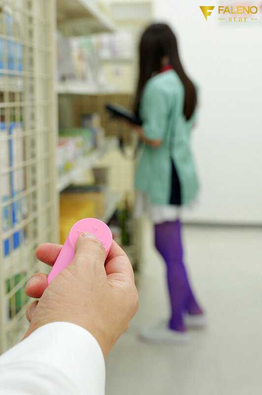 こんな過激ランジェリーで仕事の合間にSNS動画をアップしたら…続け様に男が押し寄せマ●コが休まる暇のない裏垢コンビニバイト 与田りん