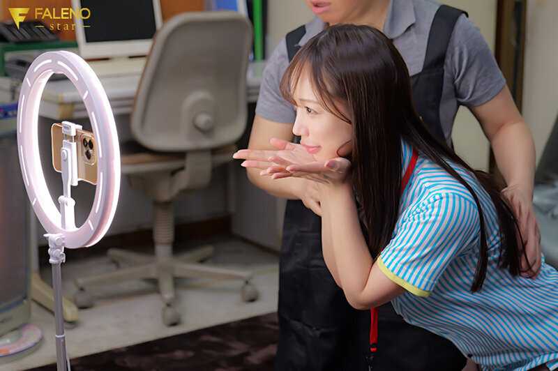 こんな過激ランジェリーで仕事の合間にSNS動画をアップしたら…続け様に男が押し寄せマ●コが休まる暇のない裏垢コンビニバイト 与田りん