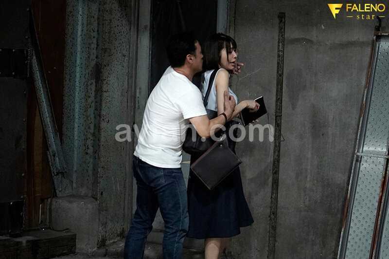 町工場。手錠の鍵は膣の中。あなたは「助けて」と言われ彼女を助けることはできますか？ つばさ舞