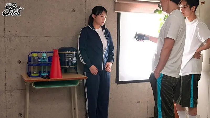 To protect her childhood friend... The busty track team manager gets drugged and gang-bred in an intense relay