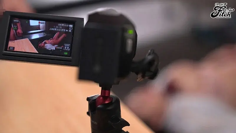 To protect her childhood friend... The busty track team manager gets drugged and gang-bred in an intense relay