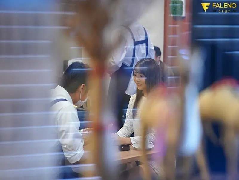 Before her AV debut, Minori Kawana visits her former workplace - a stylish cafe - to show gratitude with her amazing techniques. If she endures for 10 minutes, she gets creampie sex as reward