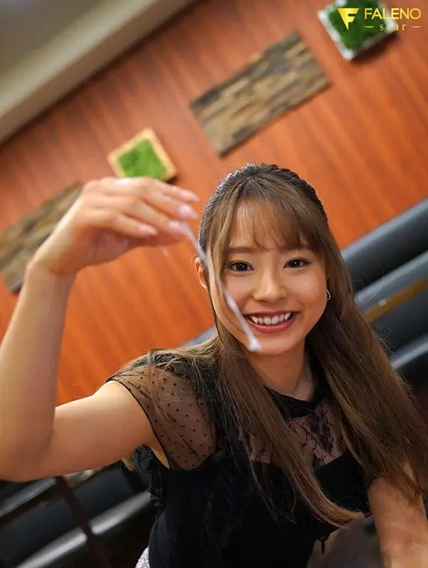 Before her AV debut, Minori Kawana visits her former workplace - a stylish cafe - to show gratitude with her amazing techniques. If she endures for 10 minutes, she gets creampie sex as reward