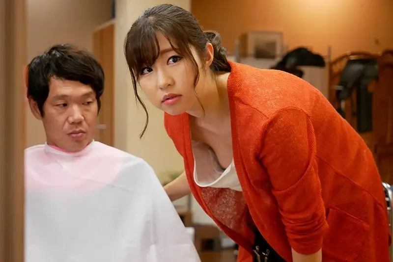 Beautiful shop clerk working unaware of her exposed cleavage[Origin]