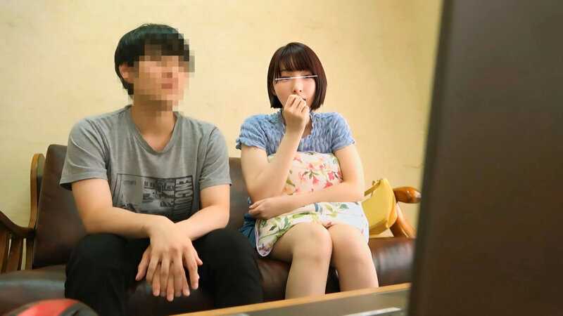 ～幼馴染とAV鑑賞～女だってAV見てたら興奮して自然と股間に手が伸びる！？バレないようにオナニーしながら体をすり寄せ急接近！！！【配信専用Vol.01】