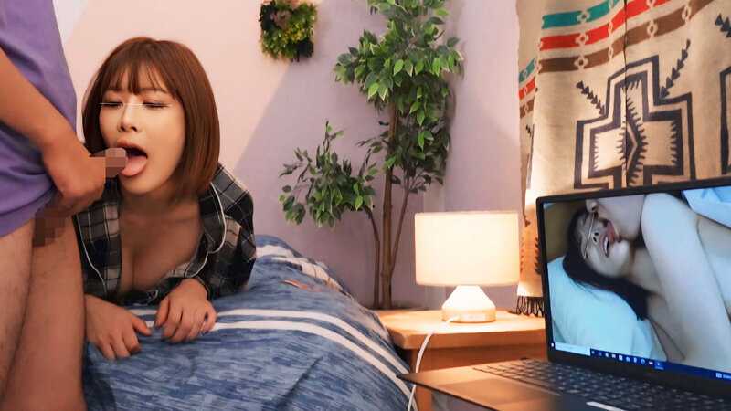 No hands fellatio, sucking on my penis! An erect throbbing penis right before my eyes! AV on the computer screen! The girl gets aroused by the overly stimulating erotic visuals, boosting her excitement![Origin]