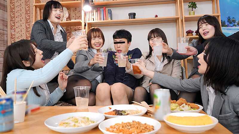 黒ストッキングの同僚OLと王様ゲーム！悪ノリ同僚たちは誰が王様でも上から目線で男一人の僕に痴女ってくる超贅沢システム！ストッキングで挟まれ踏まれ締められて発射し放題！計18発射精するパンスト大乱行！