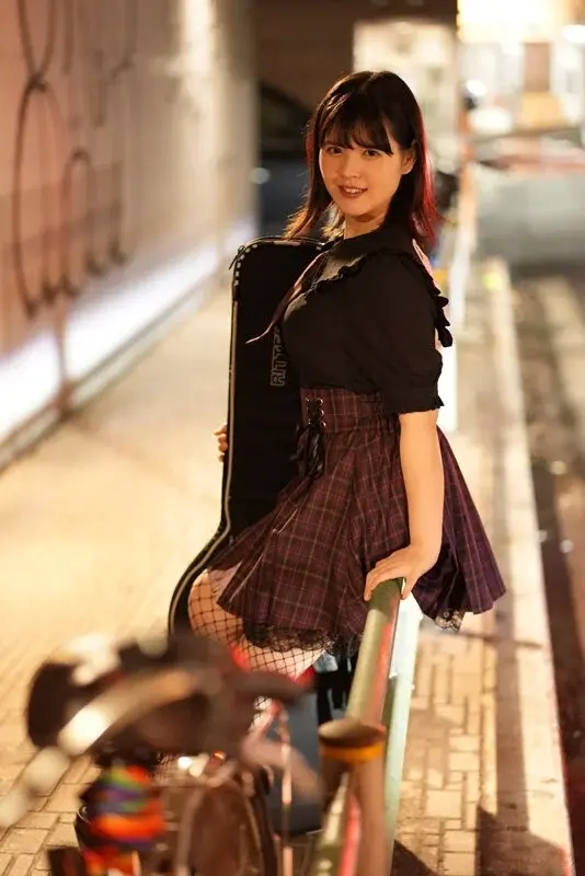 Circle friend Amu Otoha - A busty girl who seemed unable to refuse, got drunk at a drinking party, so we invited her for drinks at home and had fun together...