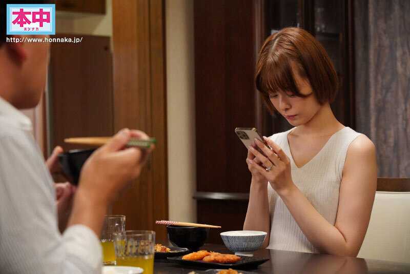 不倫中で嫌がる妻にねっちょりバック中出し 月乃ルナ