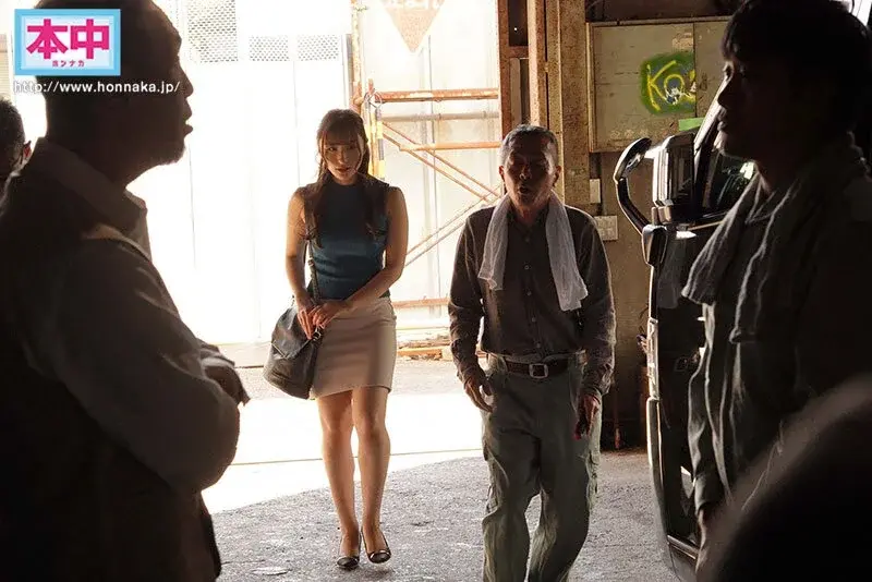 Molested Train NTR - Yesterday I found out the woman I molested was my despised boss's wife, so I creampied her until she succumbed to pleasure from her big ass being teased. Kitano Mina[Origin]