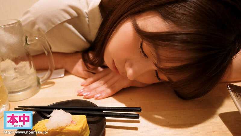 A long-time female friend who is seen as a capable professional at work by both superiors and subordinates confides that she sometimes wishes to show vulnerability. After accompanying her to an izakaya and batting center date, things got heated and we missed the last train, leading to an overnight stay at a love hotel. Tomorrow morning... Mei Ichimarketsu[Origin]