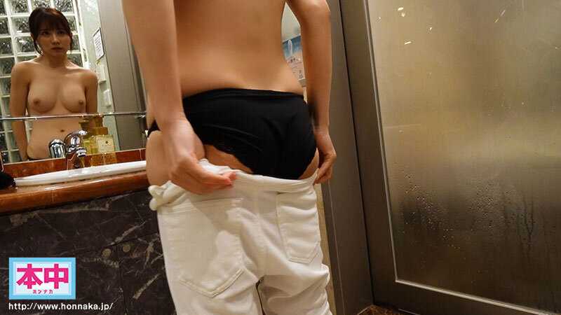 A long-time female friend who is seen as a capable professional at work by both superiors and subordinates confides that she sometimes wishes to show vulnerability. After accompanying her to an izakaya and batting center date, things got heated and we missed the last train, leading to an overnight stay at a love hotel. Tomorrow morning... Mei Ichimarketsu[Origin]