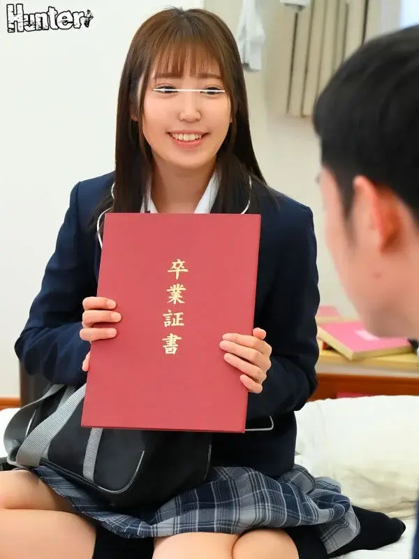 I held a private graduation ceremony for my childhood friend who was too kind to me, and we even celebrated my first intimate experience! Due to being bullied for my inexperience, I refused to attend school and missed the actual graduation ceremony![Origin]