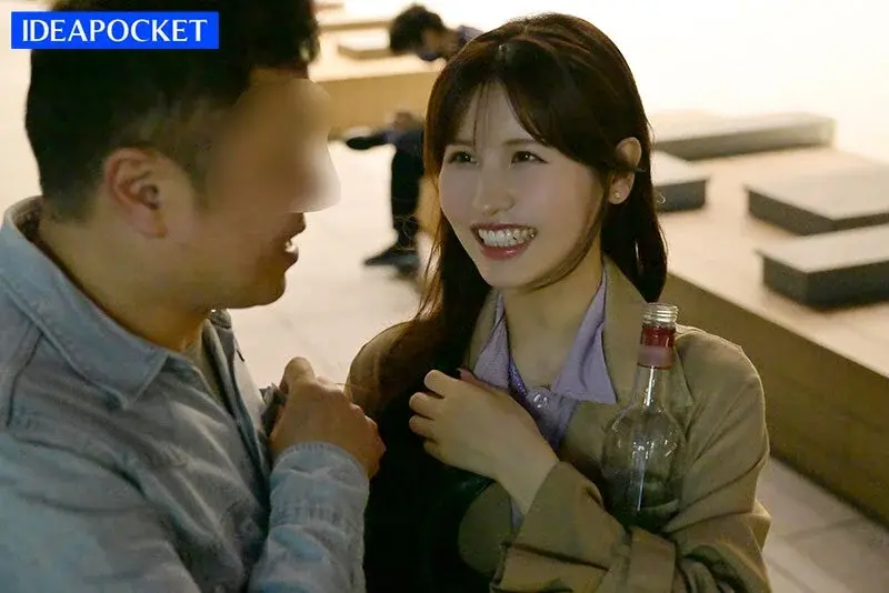 Huh? Right here and now!? A busty, drunk, flirtatious older sister picks up guys! Public raw sex with creampie as she seduces amateur men anywhere without restraint! Momo Sakura[Origin]