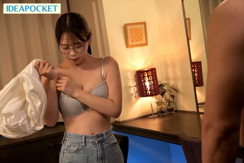 A busty office lady with glasses who was forced to drink aphrodisiacs by her hated boss and made to wear indecent underwear, experiencing multiple climaxes. The company she joined turned out to be a den of perverts... Takigawa Sumire[Origin]