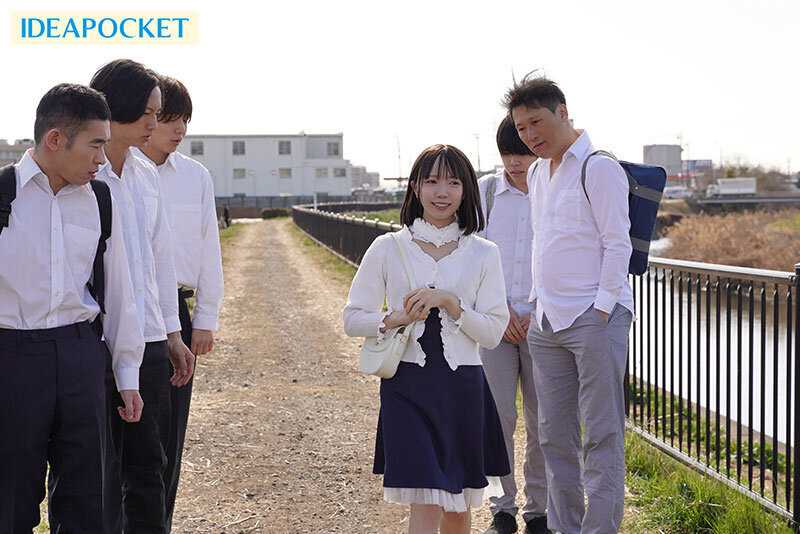 見た目は少女、中身はビッチな合法ロリ女教師は生徒をロリコンに目覚めさせてしまう 日向由奈