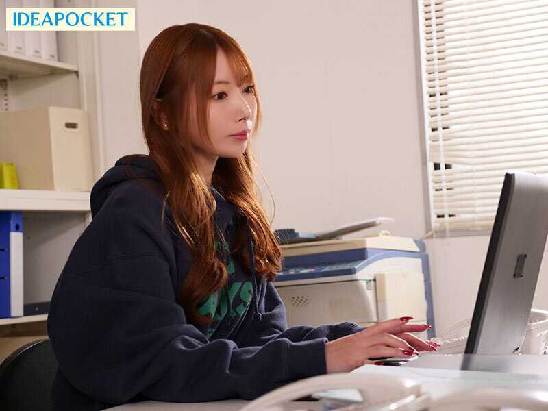 会社に言えない二人だけの秘密_。休日出勤がキッカケで普段は怖い美人上司と急接近 仕事中いつでもヤレる社内中出しセフレになった 西宮ゆめ