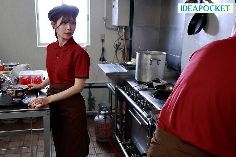 【現実であった生々しいノンフィクションストーリー】 牛丼屋で働く既婚者の私が女として見てくれる年下学生との不貞中出し性交にハマった理由 明里つむぎ