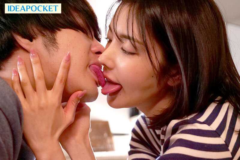 手が届かないと諦めていたバイト先の美人すぎる先輩は酔ったらキス魔で… 濃厚なベロキス誘惑と背徳浮気性交は一生忘れられない甘い蜜の味がした。 楓カレン