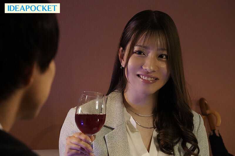 出張先で高嶺の花の女社長と相部屋に… 圧倒的美巨乳にフル勃起した童貞の僕を受け入れてくれた優しさに甘えて朝まで暴走むしゃぶりつき性交 ひなの花音