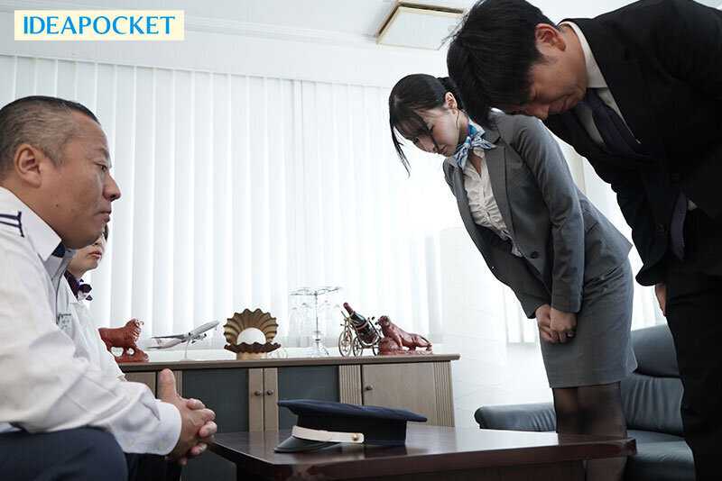 フライト後の滞在先で変態脚フェチ機長と汗だくベロキス性交に溺れる美脚パンストCA 藤咲まい