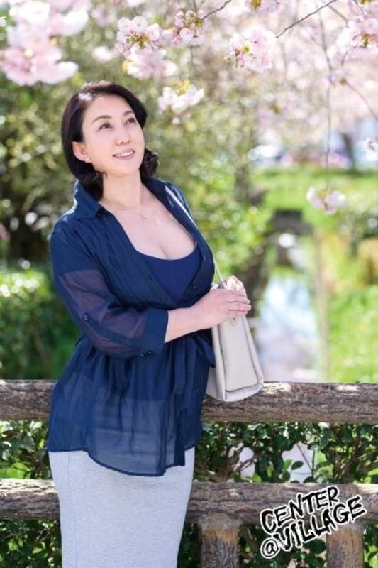 First Time Documentary: Fifty-Year-Old Wife Eiko Sakuma - A touching story about a mature woman's journey of self-discovery and personal growth, showcasing her elegance and wisdom gained through life experiences.[Origin]