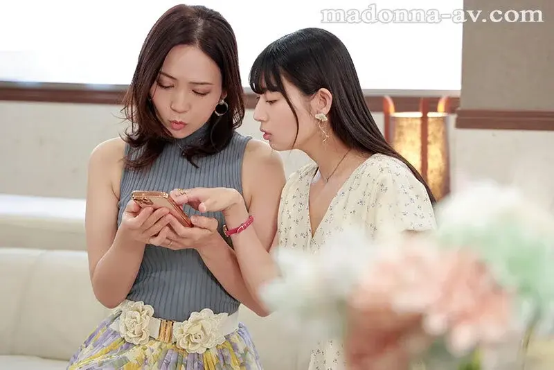 Through a dating app recommended by mom friends, we'll sweetly tame our favorite younger guys together. Featuring Nami Okimiya and Sarara Uruki[Origin]