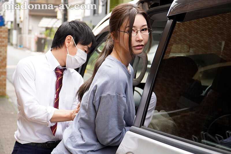 This is a story about a young man who stole underwear and was detained in a room for 3 days by a married woman for behavior correction. During the detention, he was restrained and subjected to various forms of discipline including forced extraction and hypnotic headphone conditioning.