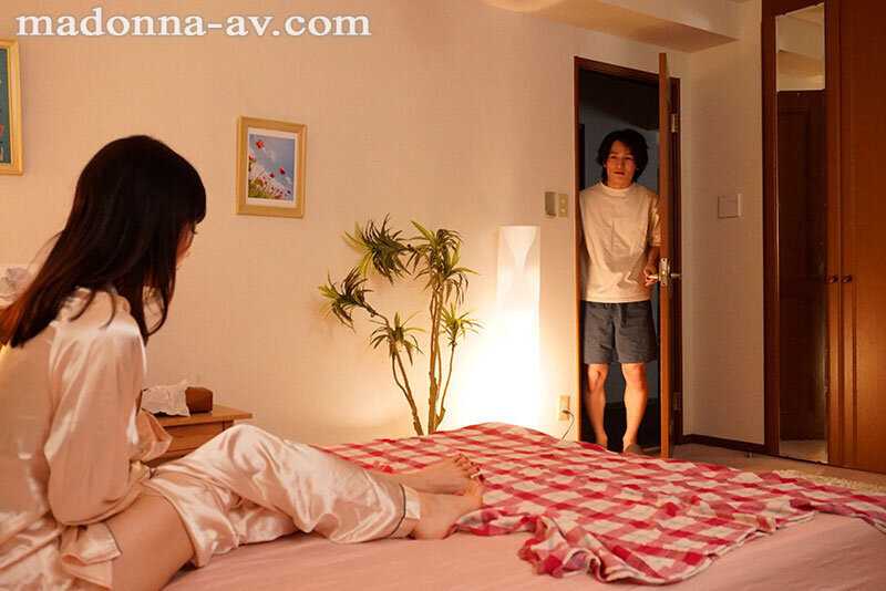 A beloved mother transformed into a wild beast after being drugged with aphrodisiacs by her well-endowed friend experiencing repeated convulsions ecstasy and ultimate climax Yuka Oshima[Origin]