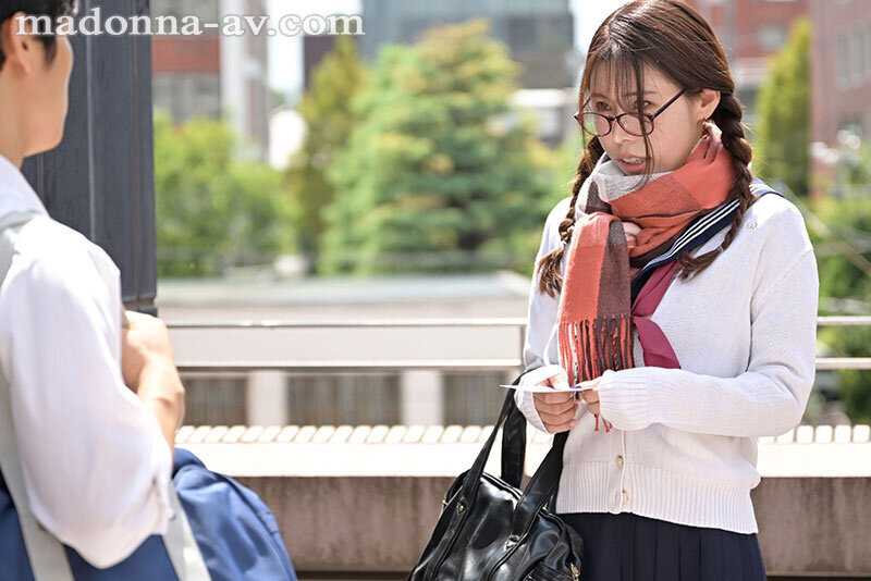 My former plain childhood friend who used to like me has evolved into a voluptuous married woman with an alluring aura, so I kept having intimate relations with her until my desires were completely exhausted... Yao Mayuka