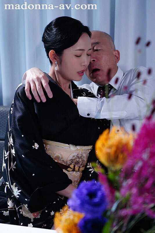 High-class club married woman, covered in VIP customer's sweat and bodily fluids, after-hours pillow business with creampie. Nami Okimiya